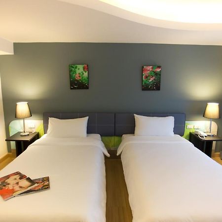 Grand Tower Inn Sathorn Hotel Bangkok Bagian luar foto