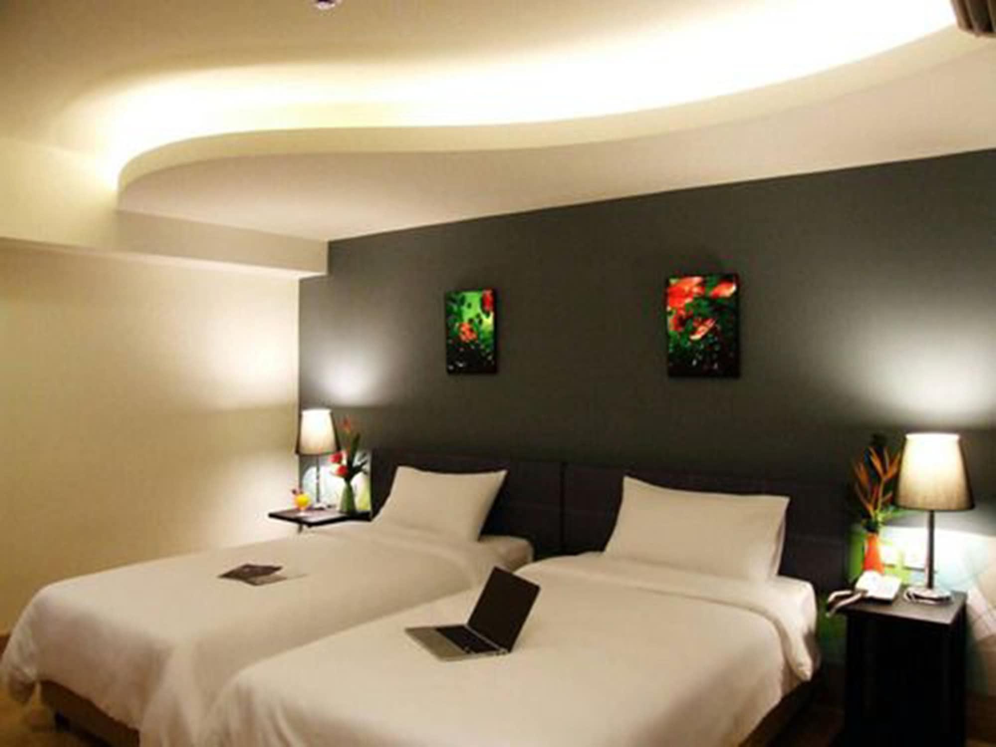 Grand Tower Inn Sathorn Hotel Bangkok Bagian luar foto