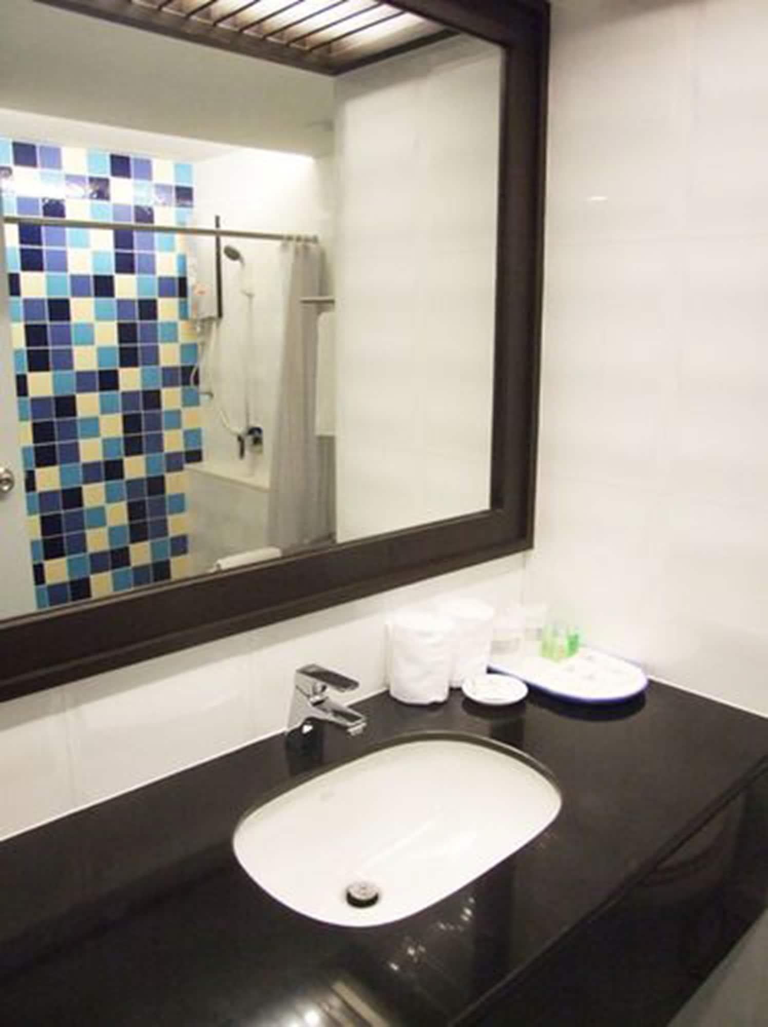 Grand Tower Inn Sathorn Hotel Bangkok Bagian luar foto