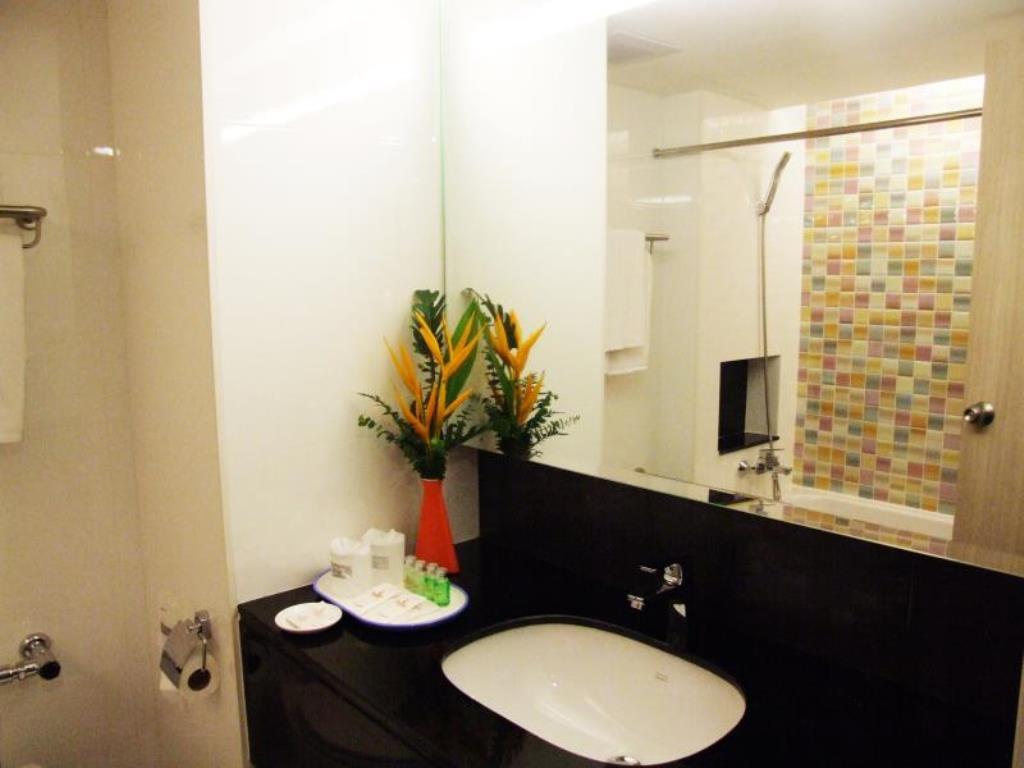 Grand Tower Inn Sathorn Hotel Bangkok Bagian luar foto