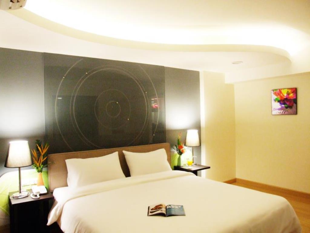 Grand Tower Inn Sathorn Hotel Bangkok Bagian luar foto