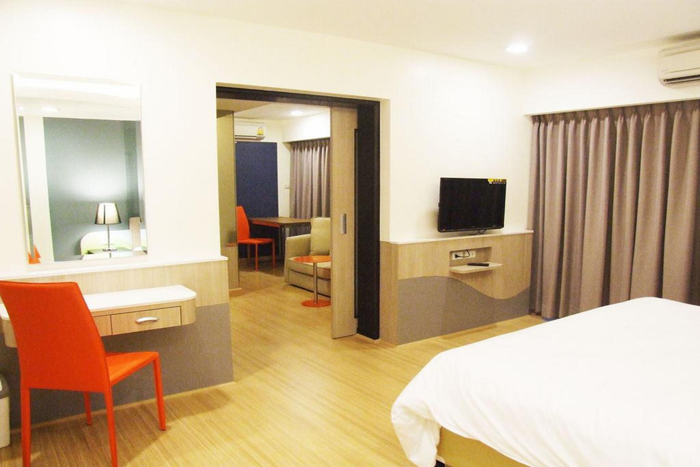 Grand Tower Inn Sathorn Hotel Bangkok Bagian luar foto