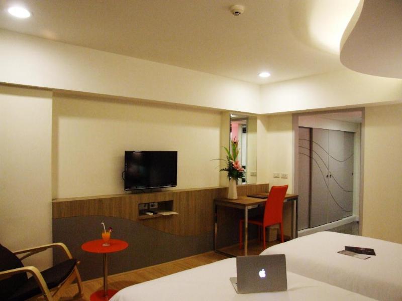 Grand Tower Inn Sathorn Hotel Bangkok Bagian luar foto
